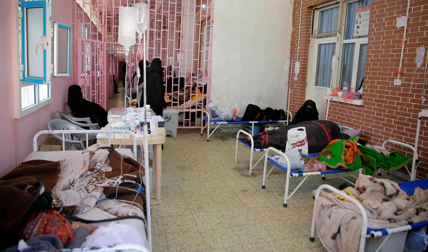 نقص في الأدوية وسطو الميليشيات على التجهيزات الطبية ونهب للموارد...: فساد الحوثيين ينسف القطاع الطبي ويهدد آلاف الحوامل بالوفاة في صنعاء