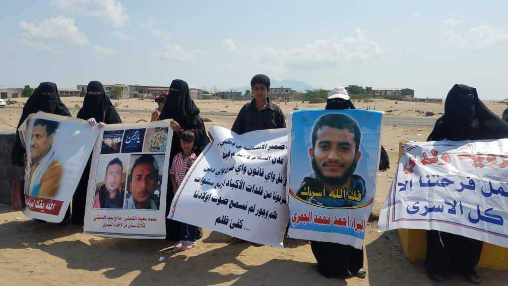 أمهات المختطفين في عدن يطالبن بالكشف عن مصير أبنائهن