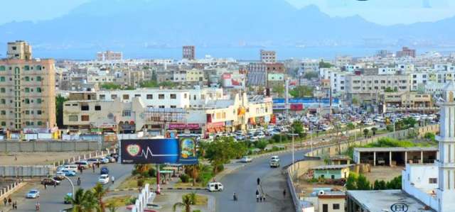 تنفيذاً لـ اتفاق الرياض.. رئيس الحكومة اليمنية يصل عدن