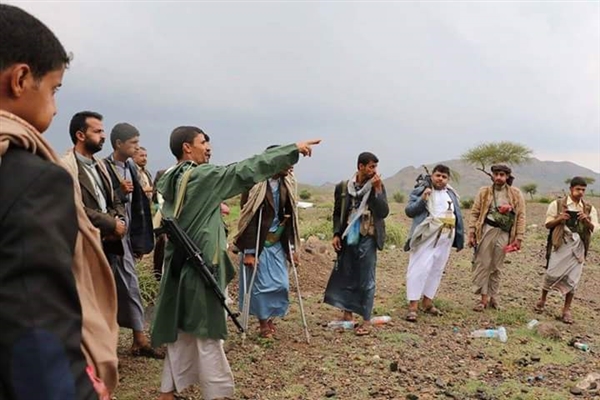 ضمن سياسة التجويع والإفقار.. الحوثي ينهب الأراضي ويبتز اليمنيين