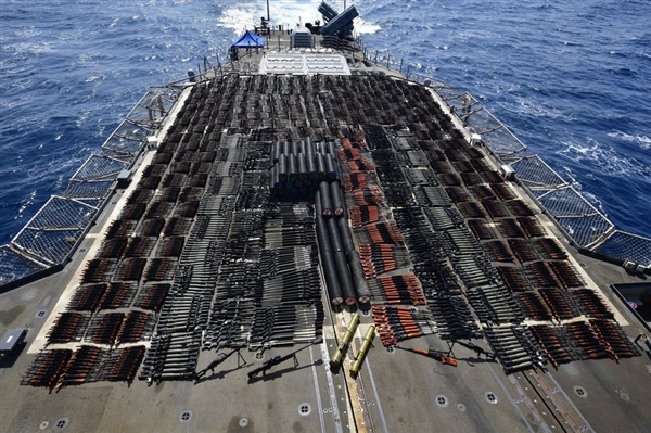 البحرية الأمريكية تضبط شحنة أسلحة في طريقها لمليشيا الحوثي وتحقيقات أولية تؤكد قدومها من إيران