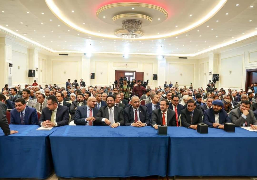 رئيس وأعضاء مجلس القيادة الرئاسي يؤدون اليمين الدستورية أمام مجلس النواب في عدن