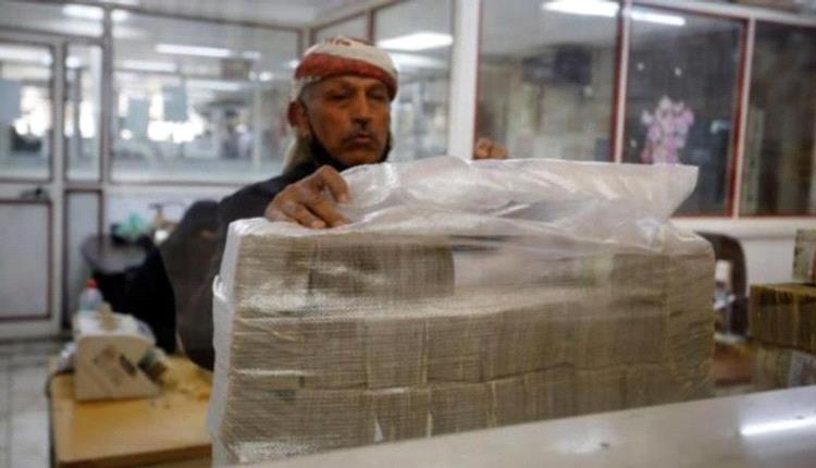 التجار يرفضون مخطط مليشيا الحوثي للاستيلاء على المدخرات البنكية بحجة الربا