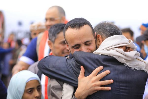 ثمانُ سنوات من القهر.. محطات من مأساة الصحفيين في معتقلات الحوثي حتى معانقتهم للحرية
